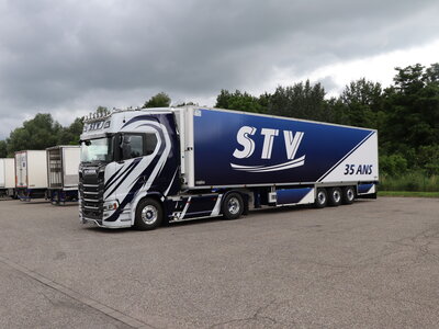 Tekno Tekno Scania S770 met 3-assige koeloplegger STV