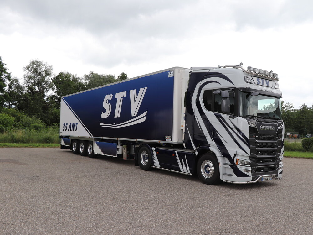 Tekno Tekno Scania S770 met 3-assige koeloplegger STV