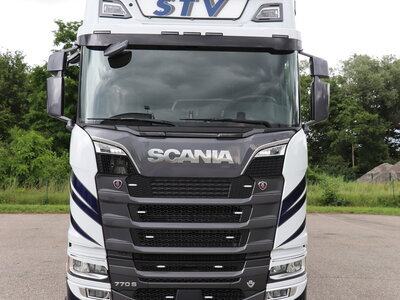 Tekno Tekno Scania S770 with 3-axle reefer trailer STV