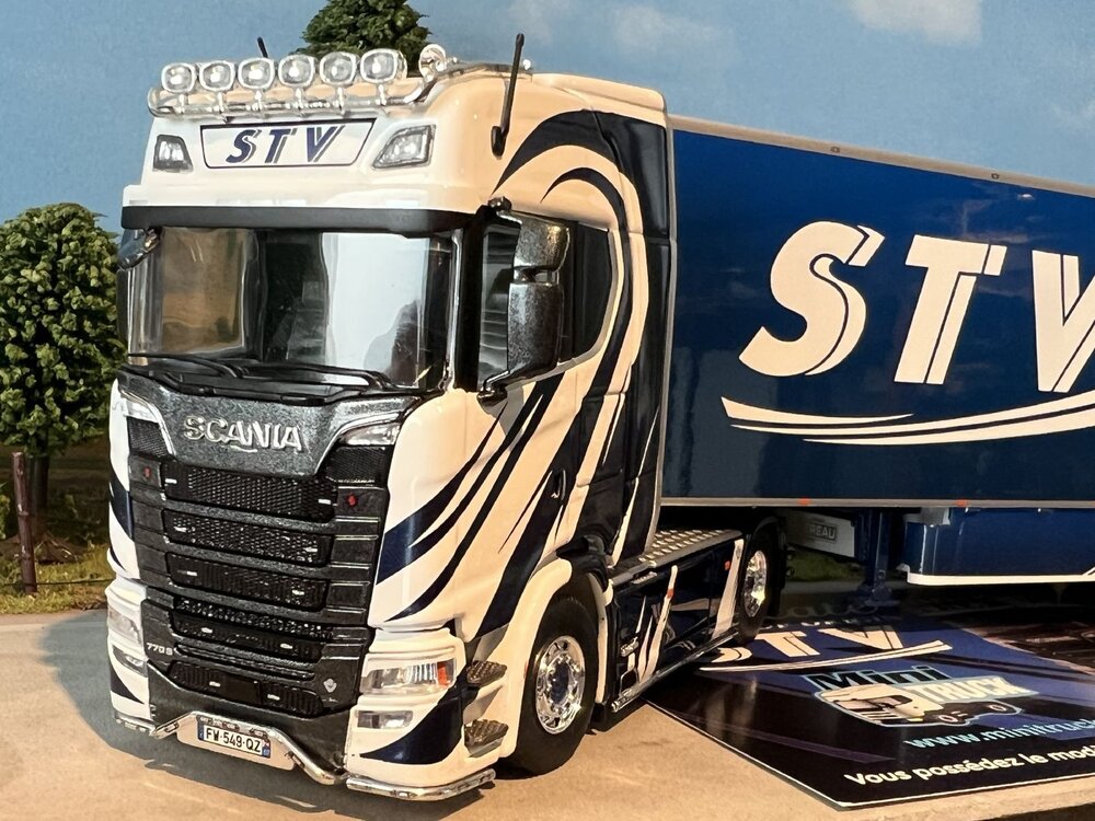 Tekno Tekno Scania S770 met 3-assige koeloplegger STV