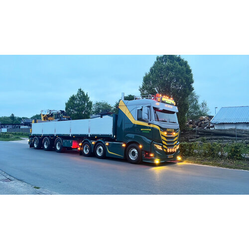 WSI WSI Iveco S-way  AS Low 6x2 twin steer with 3-axle brick trailer BRONSEMA STROOBOS