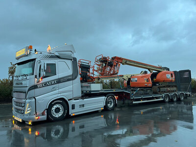 WSI WSI Volvo FH5 sleeper cab 4x2 met 3-assige semi low loader with ramps BECATRANS