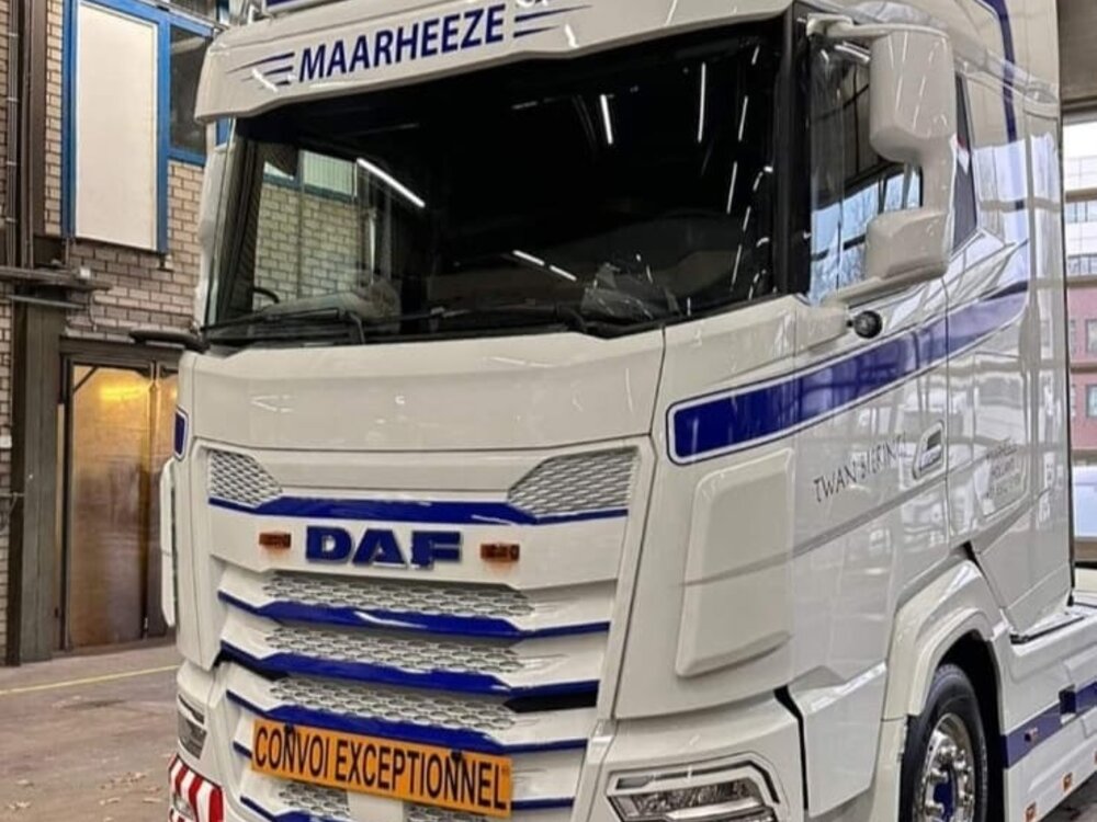 WSI WSI "EXCLUSIEF" DAF XG+ 4x2 met Broshuis 4-as semi wielkuip dieplader TWAN BIERINGS