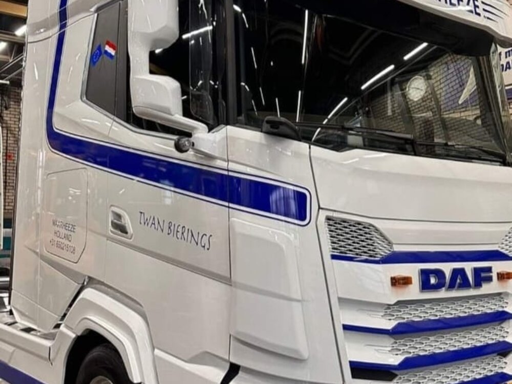 WSI WSI "EXCLUSIEF" DAF XG+ 4x2 met Broshuis 4-as semi wielkuip dieplader TWAN BIERINGS