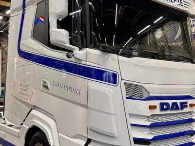 WSI WSI "EXCLUSIEF" DAF XG+ 4x2 met Broshuis 4-as semi wielkuip dieplader TWAN BIERINGS