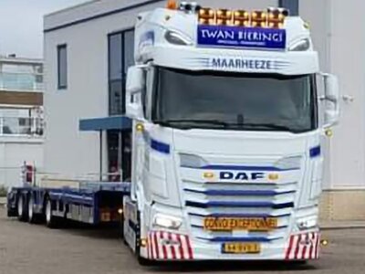 WSI WSI "EXCLUSIEF" DAF XG+ 4x2 met Broshuis 4-as semi wielkuip dieplader TWAN BIERINGS