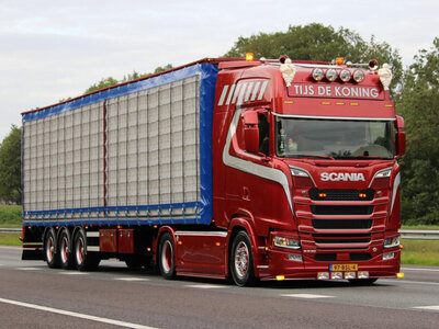 WSI WSI Scania S Highline 4x2 met 3-assige box oplegger TIJS DE KONING