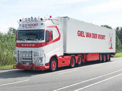 WSI WSI Volvo FH4 Globetrotter 6x2 met 3-assige koeloplegger GIEL VAN DER VOORT