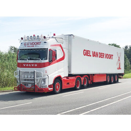 WSI WSI Volvo FH4 Globetrotter 6x2 met 3-assige koeloplegger GIEL VAN DER VOORT