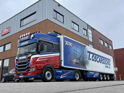 Tekno Tekno Scania Next Gen R-Highline 4x2 met 3-assige koeloplegger OSCARSSONS AKERI