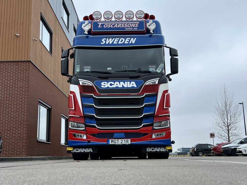 Tekno Tekno Scania Next Gen R-Highline 4x2 met 3-assige koeloplegger OSCARSSONS AKERI