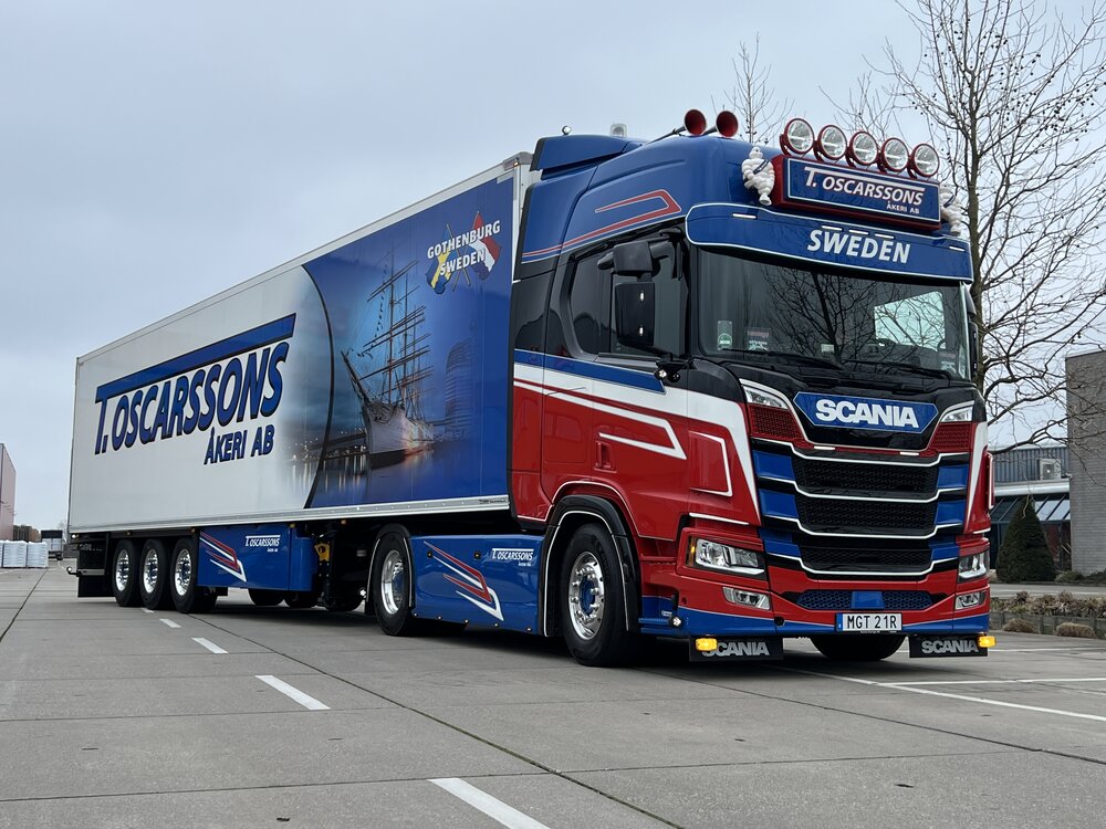 Tekno Tekno Scania Next Gen R-Highline 4x2 met 3-assige koeloplegger OSCARSSONS AKERI