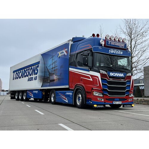 Tekno Tekno Scania Next Gen R-Highline 4x2 with 3-axle reefer trailer OSCARSSONS AKERI