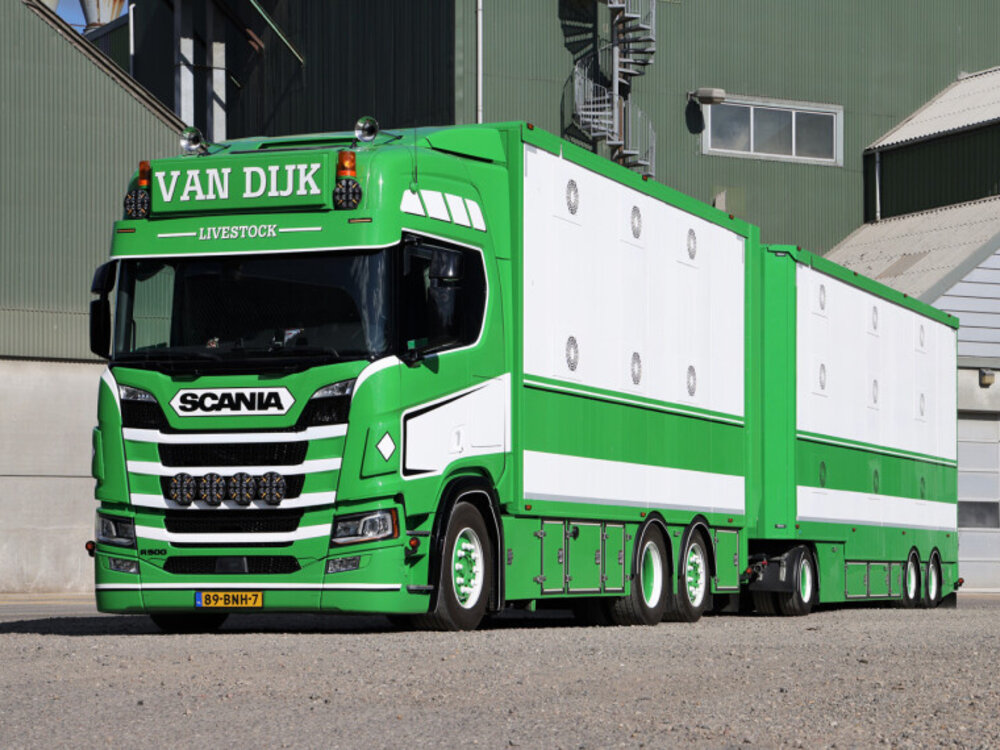 WSI WSI Scania R Highline 6x2 koelwagen met 6-assige resin combi VAN DIJK LIVESTOCK