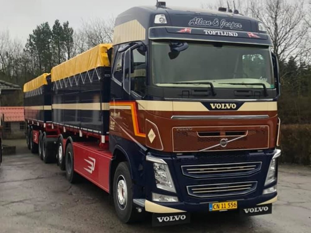 Tekno Tekno Volvo FH04 Globetrotter motorwagen met resin opbouw en aanhanger ALLAN & JESPER