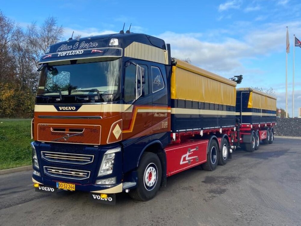 Tekno Tekno Volvo FH04 Globetrotter motorwagen met resin opbouw en aanhanger ALLAN & JESPER