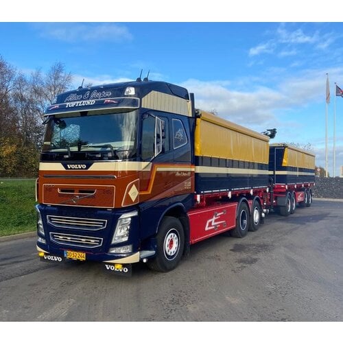 Tekno Tekno Volvo FH04 Globetrotter motorwagen met resin opbouw en aanhanger ALLAN & JESPER