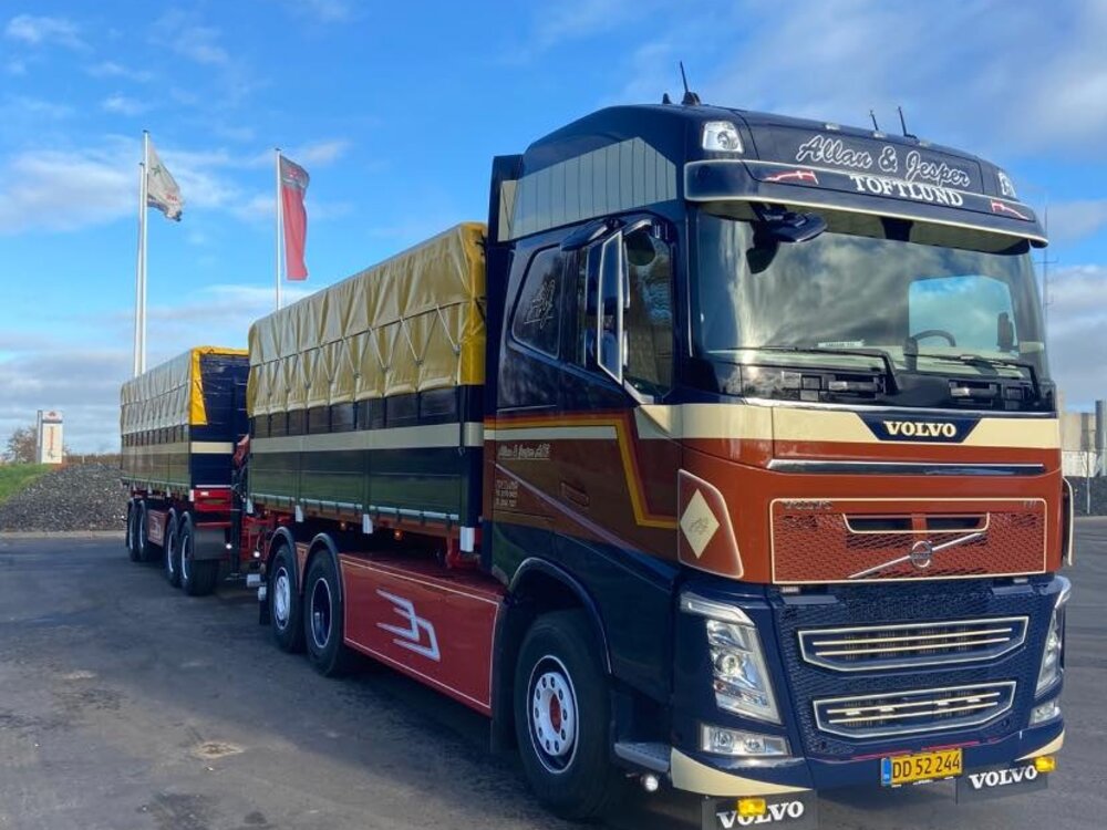 Tekno Tekno Volvo FH04 Globetrotter rigid truck with 4-axle trailer ALLAN & JESPER