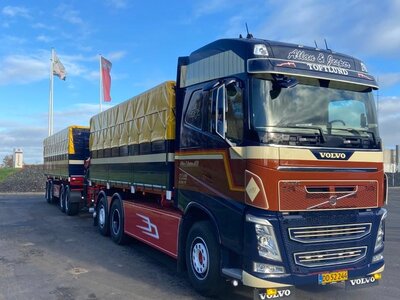 Tekno Tekno Volvo FH04 Globetrotter motorwagen met resin opbouw en aanhanger ALLAN & JESPER