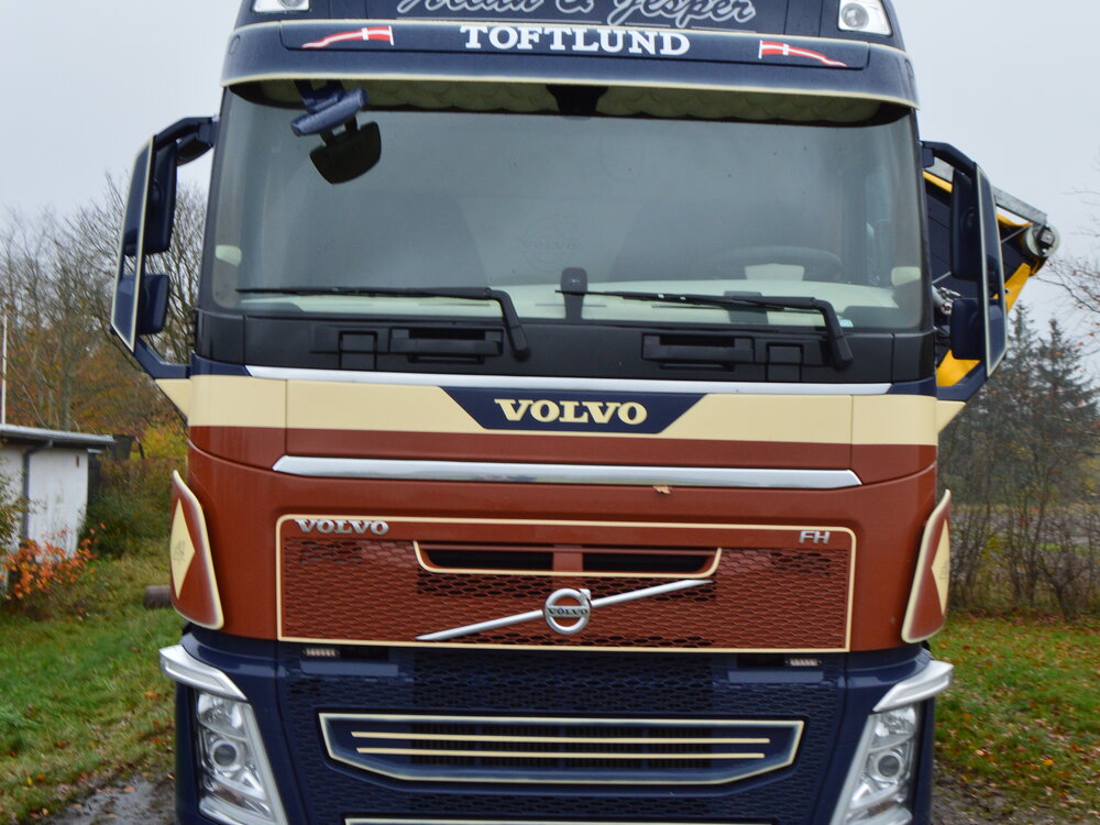 Tekno Tekno Volvo FH04 Globetrotter motorwagen met resin opbouw en aanhanger ALLAN & JESPER