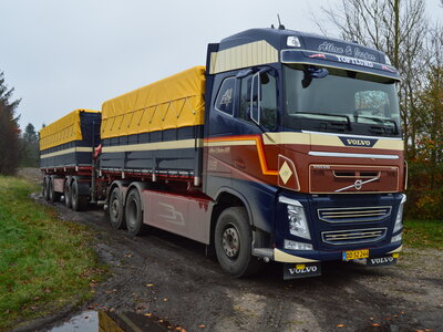 Tekno Tekno Volvo FH04 Globetrotter motorwagen met resin opbouw en aanhanger ALLAN & JESPER