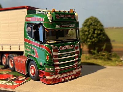 Tekno Tekno Scania Next Gen 6x2 met 3-as schuifzeilentrailer JAN MUES