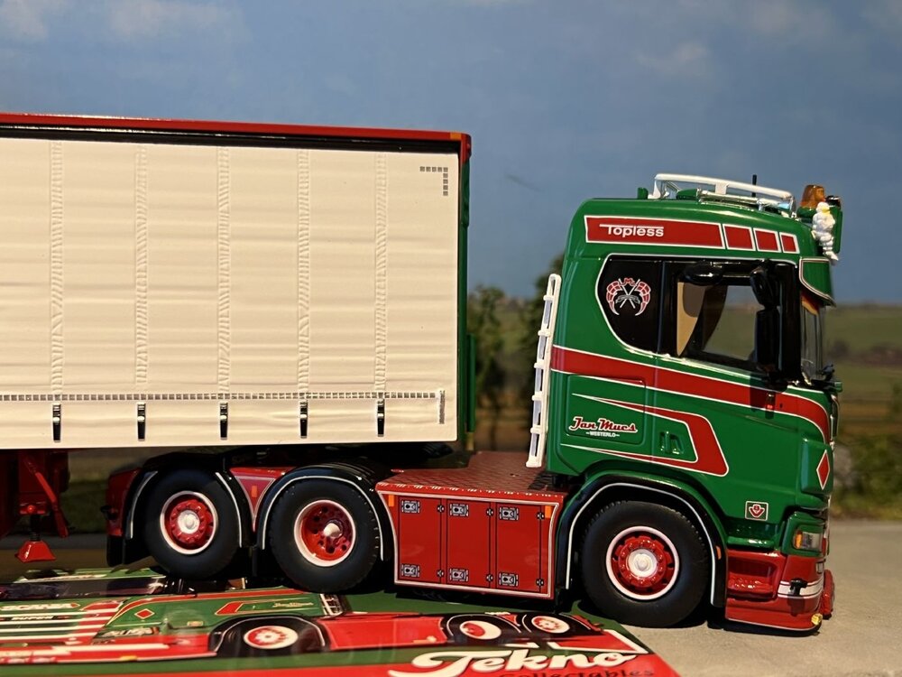 Tekno Tekno Scania Next Gen 6x2 met 3-as schuifzeilentrailer JAN MUES