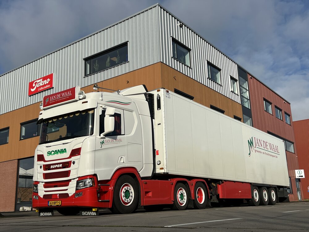 Tekno Tekno Scania Next Gen R-serie 6x2 with 3-axle reefer trailer JAN DE WAAL