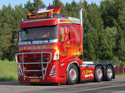 Tekno Tekno Volvo FH05 6x2 laag dak GULDAGER SWEET CANDY 2