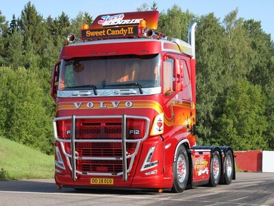 Tekno Tekno Volvo FH05 6x2 low roof GULDAGER SWEET CANDY 2