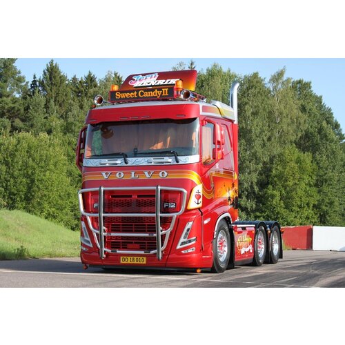 Tekno Tekno Volvo FH05 6x2 low roof GULDAGER SWEET CANDY 2