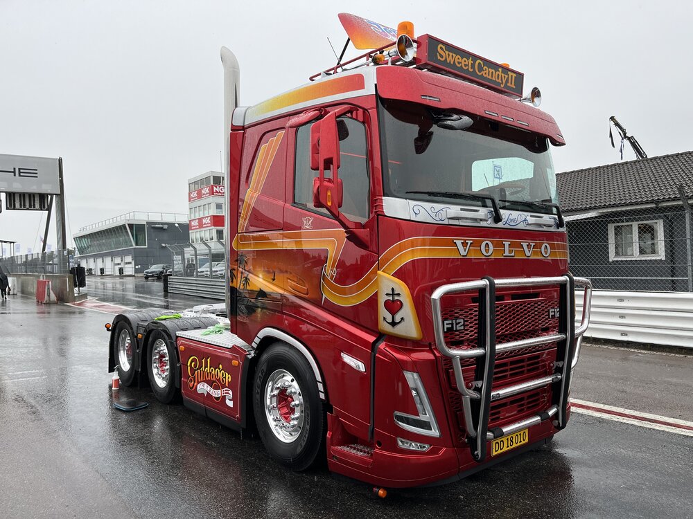 Tekno Tekno Volvo FH05 6x2 low roof GULDAGER SWEET CANDY 2