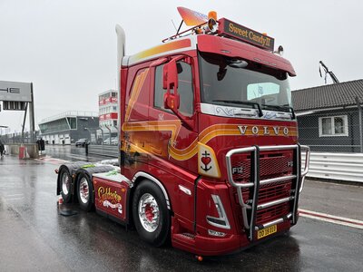 Tekno Tekno Volvo FH05 6x2 laag dak GULDAGER SWEET CANDY 2