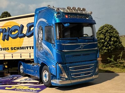 Tekno Tekno Volvo FH05 Globetrotter XL 4x2 met -as schuifzeilentrailer SASCHA BERTHOLD