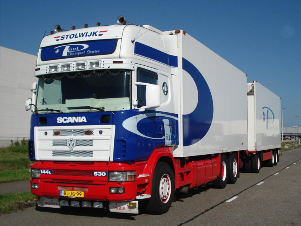 WSI WSI Scania R4 Topline 6x2  koelwagen met meedraaiende 3-assige koeloplegger MARCEL POST