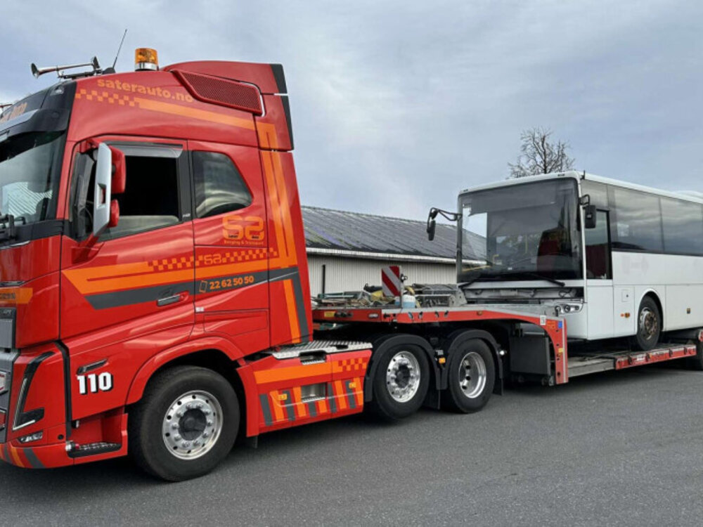 WSI WSI Volvo FH5 Globetrotter 6x2 + 3-assige twin steer truck transporter SAETER AUTO