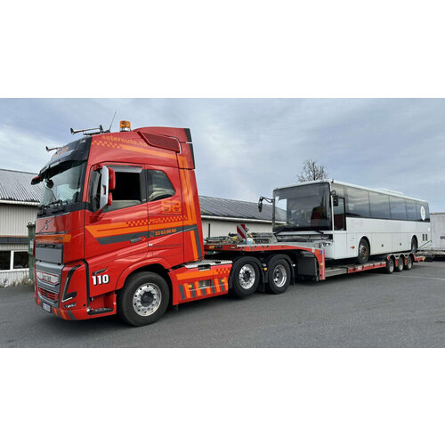 WSI WSI Volvo FH5 Globetrotter 6x2 + 3-assige twin steer truck transporter SAETER AUTO