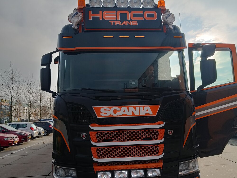 Tekno Tekno Scania Next Gen R650 8x2 NCH container rigid truck with  3-axle widespread container trailer HENCO TRANS