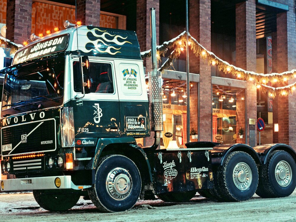 Tekno Tekno Volvo F12 1e generation Globetrotter 6x4 with 3-axle classic tilttrailer BÖRJE JÖNSSON