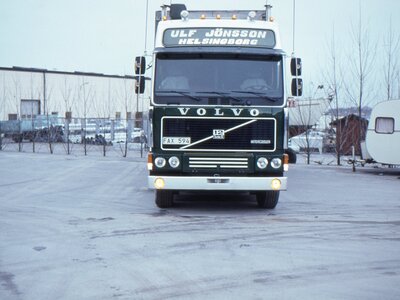 Tekno Tekno Volvo F12 1e generation Globetrotter 6x4 with 3-axle classic tilttrailer BÖRJE JÖNSSON