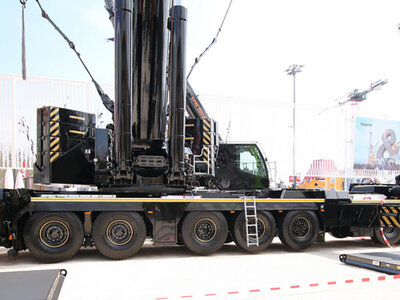 WSI WSI Liebherr LTM 1650-8.1 Mobile crane Premium Line BLACK/GOLD EDITION