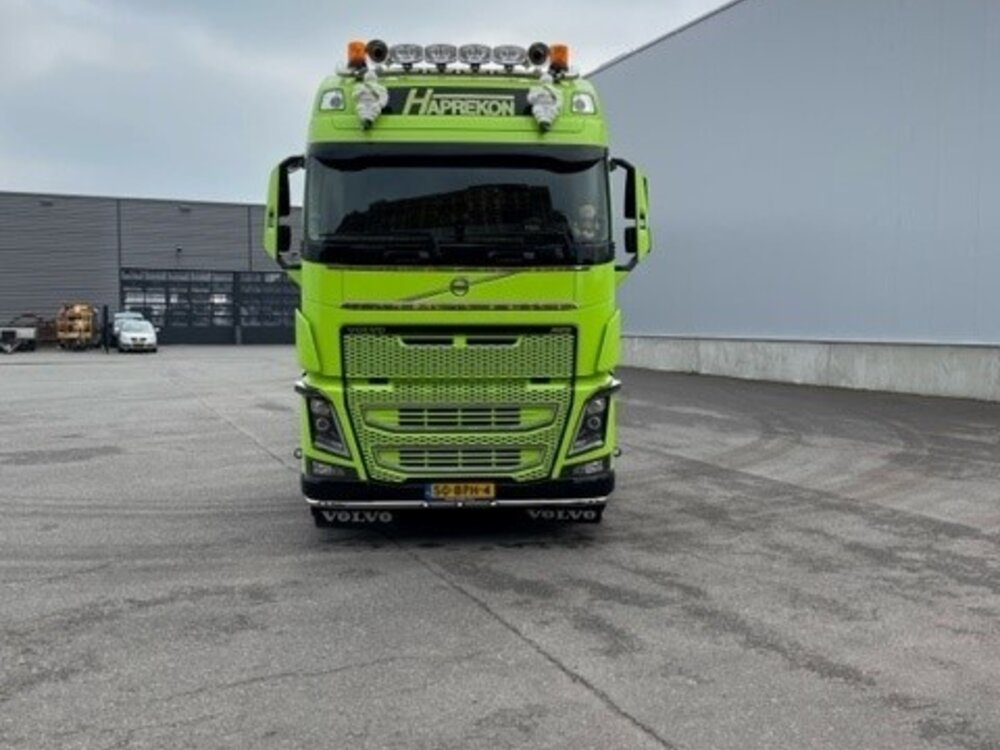 Tekno Tekno Volvo FH04 Globetrotter XL combi met resin opbouw HAPREKON