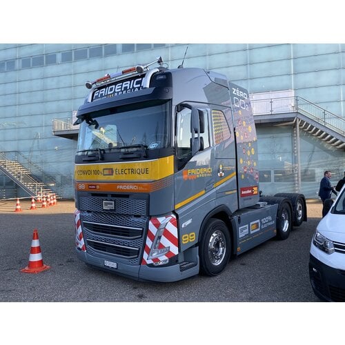 Tekno Tekno Volvo FH05 Globetrotter 100% electrisch 6x2 met dieplader FRIDERICI