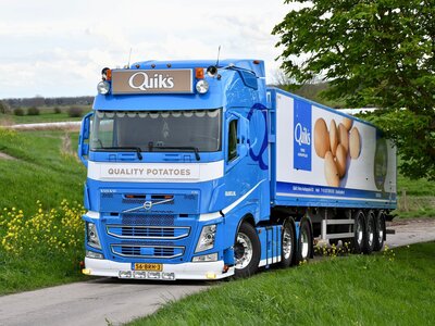 Tekno Tekno Volvo FH04 6x2 trekker voorzien van 3 assige van der Peet aardappeltrailer QUIK'S QUALITY POTATOES