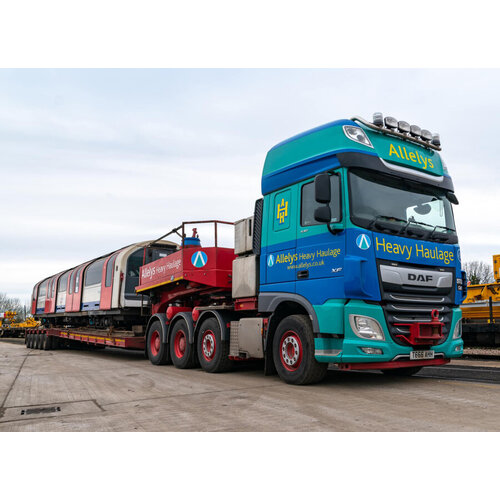 WSI WSI DAF XF Super Space Cab 8x4 with 5-axle low loader ALLELYS