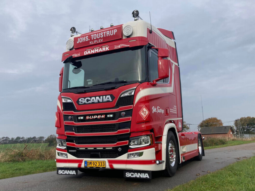 WSI WSI Scania S Highline 4x2 + 3-as half pipe trailer JOHS. TOUSTRUP