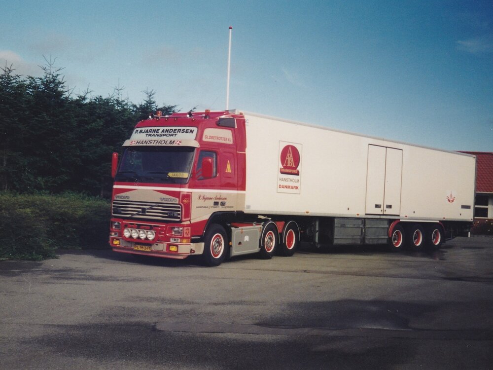 Tekno Tekno Volvo FH16 Globetrotter XL 6x2 with 3-axle reefer trailer P. BJARNE ANDERSEN