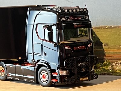 Tekno Tekno Scania S-serie Highline met 3-as koeloplegger SARANTOS