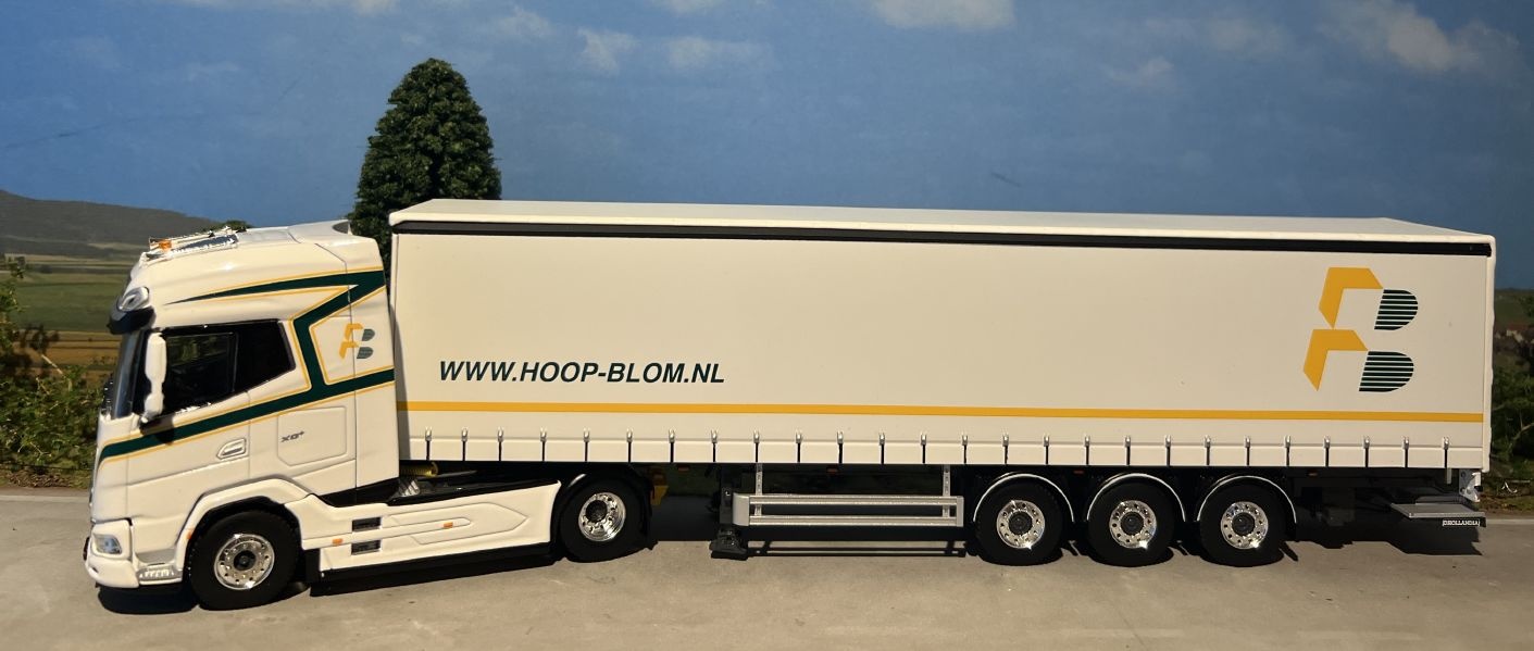 WSI WSI DAF XG+ 4x2 with 3-axle curtainside trailer DE HOOP & BLOM