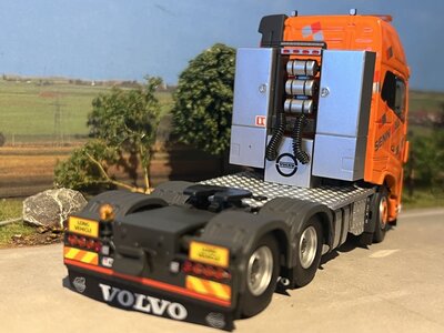 Tekno Tekno Volvo FH04 Globetrotter XL 6x4 met 3-assige semi dieplader SENN AG